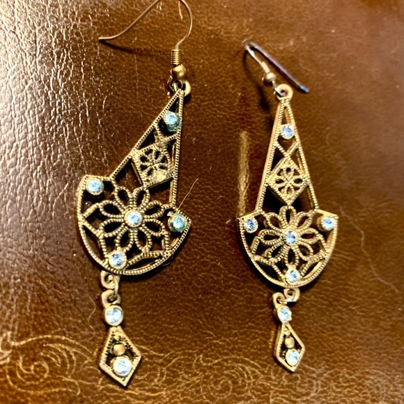 🌸Vintage Gold Tone Filigree Earrings🌺 - Picture 7 of 8